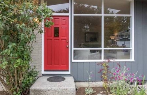 Edmonds House | Beautiful Home with Traditional & Modern Ambience