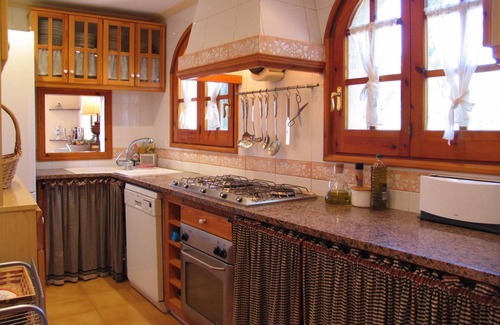 Valls Cottage | Beautiful house 5000m2 private garden with pool i and porch with barbecue.Wi-Fi