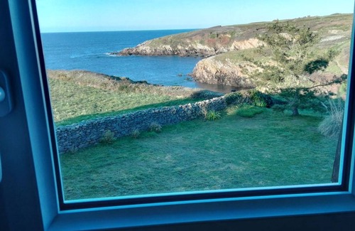 Primelin Villa | Beautiful house with its feet in the water, the sea at the end of the garden!
