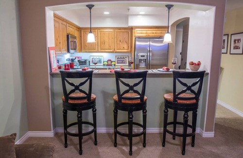 Crown Point Condo | Beautiful, Immaculate Condo 1 Blk to Beach-Bay with parking! Sleeps 7