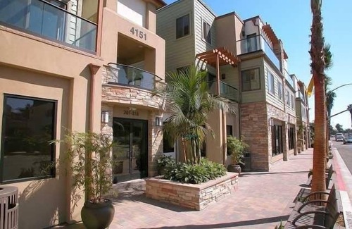 Crown Point Condo | Beautiful, Immaculate Condo 1 Blk to Beach-Bay with parking! Sleeps 7
