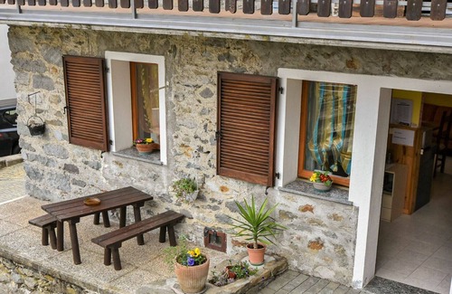 Mazzo di Valtellina Apartment | Beautiful apartment for 4 guests with WIFI, TV, terrace, pets allowed and parking