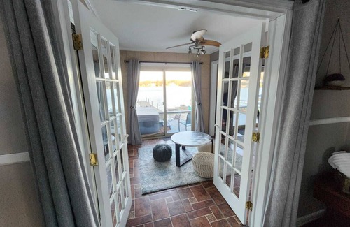 Commerce Township House | Beautiful lakefront with hot-tub 2bedroom +WiFi on all sports Cooley lake