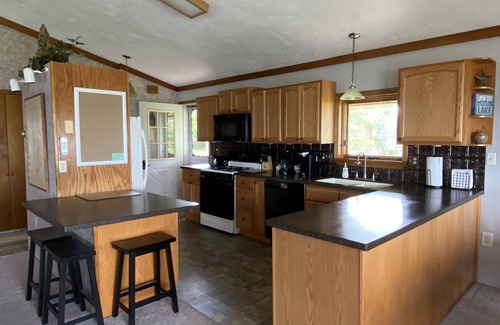 Dexter House | Beautiful Lake House with Large Yard on the Shore of Lake Ontario
