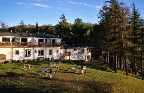 Seguin Cabin | Beautiful Lakefront Inn Suites