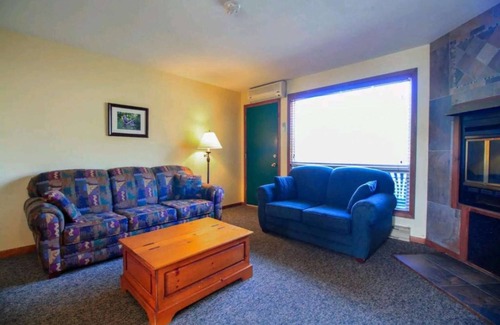 Seguin Cabin | Beautiful Lakefront Inn Suites