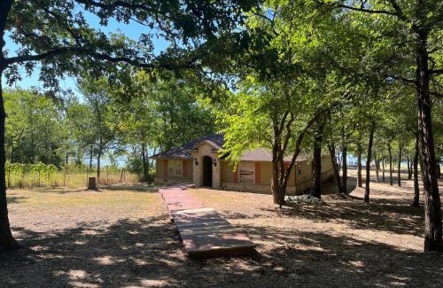 West Tawakoni House | Beautiful lakefront house in private woods