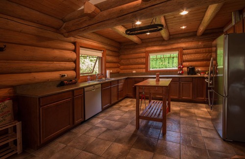Barriere Cabin | Beautiful lakefront log cabin retreat