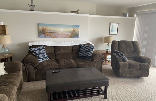 Montville House | Beautiful lakefront retreat just 15 mins to casino