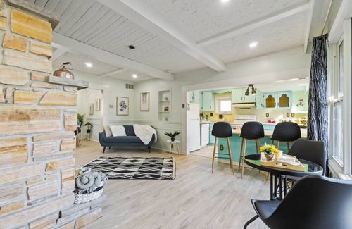 Ajax Cottage | Beautiful Lakeview Cottage on the Beach