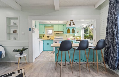 Ajax Cottage | Beautiful Lakeview Cottage on the Beach