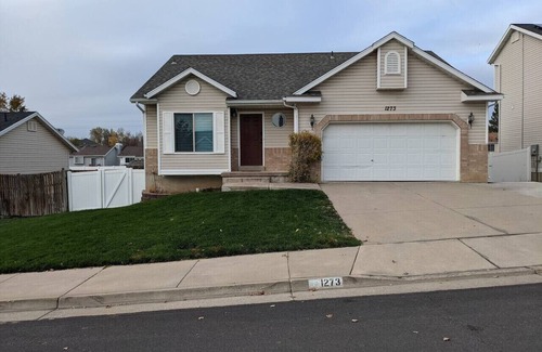 Layton House | Beautiful Large Residential Home ✔ ✔