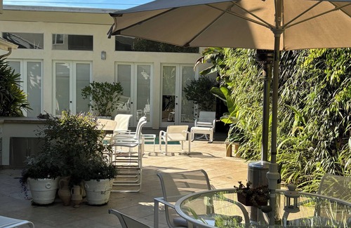 North of Wilshire House | Beautiful Large Studio With a Private Bathroom In The Heart of Santa Monica