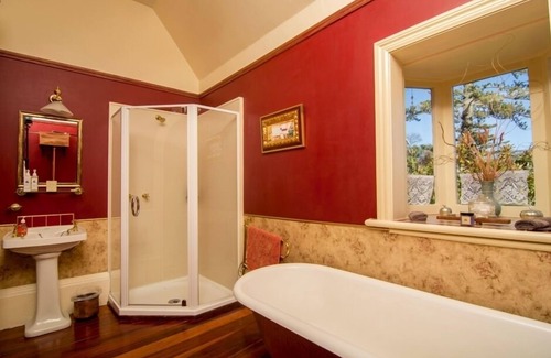 Nelson South House | Beautiful Large Suite, Central Nelson self contained for 2 Seaviews - Deck