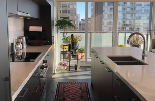 South Hill Condo | Beautiful Light-filled Apartment with Spectacular Views of Toronto