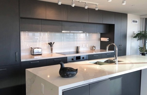 South Hill Condo | Beautiful Light-filled Apartment with Spectacular Views of Toronto