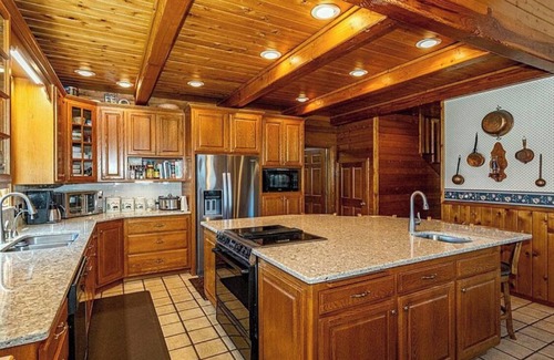 Adna Cabin | Beautiful lodge home with 50 acres of hiking trails!