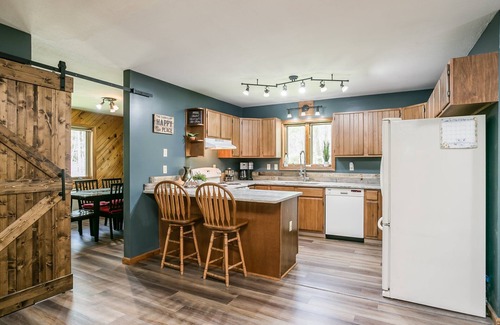 Bloomfield Cabin | Beautiful Log Cabin Tucked Away on 5 Acres