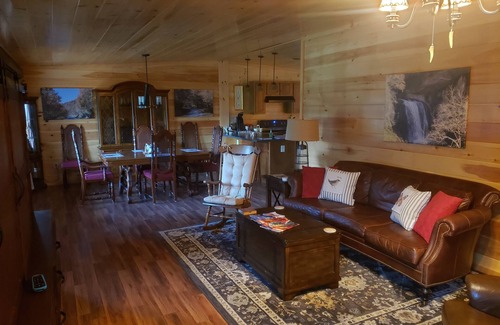 Hartsville Cabin | Beautiful Log Cabin on a quiet picturesque farm.