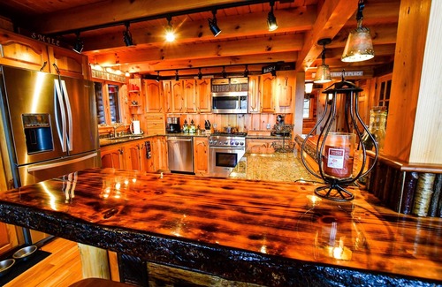 Clarksville House | Beautiful Log Home w/Mountain and Lake Views & Hot Tub-Sleeps 8