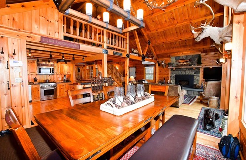 Clarksville House | Beautiful Log Home w/Mountain and Lake Views & Hot Tub-Sleeps 8