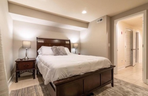 Newbold Bed & Breakfast | Beautiful Lux 4 Bedroom*Near PENN/CHOP*Roof Deck