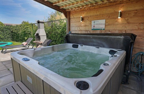 Ouddorp House | Beautiful luxury design holiday homes 2 minutes from the beach with large garden, jacuzzi, porch and trampoline (dogs allowed).