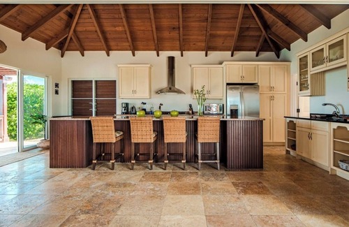 Freetown House | Beautiful Luxury Villa, Private Pool, Outdoor Lounge & BBQ, STUNNING VIEWS