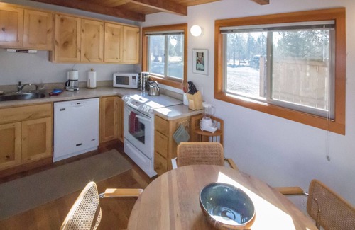 Sisters Cabin | Beautiful Meadow Views | Walk to Town | Sisters OR Vacation Cabin