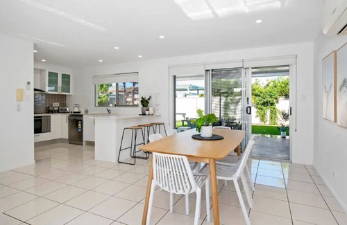Mermaid Waters House | Beautiful Mermaid Beach Retreat