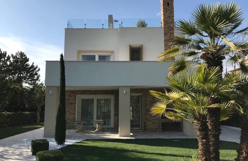 Rosolina Villa | Beautiful Modern Villa in Albarella by Beahost
