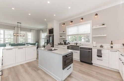 Mayhew House | Beautiful Modern Lake Home in Mooresville NC