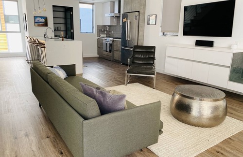 Melrose House | Beautiful Modern Like-New Smart Home in the Heart of Hollywood!