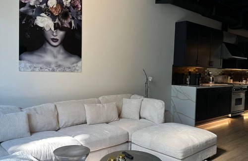 Park Santiago House | Beautiful Modern Loft in Santa Ana