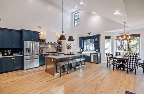 Pinetop Cabin | Beautiful Modern-Rustic Luxury Cabin w/Hot Tub in PINETOP LAKES Country Club!