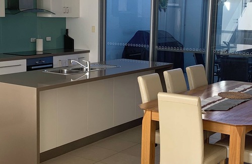 Jurien Bay House | Beautiful modern three bedroom townhouse walking distance to the beach.