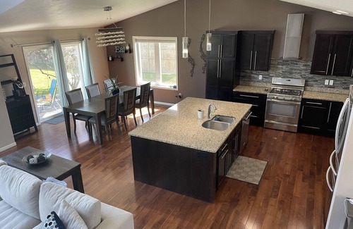 Butte Des Morts House | Beautiful Modernized Home for EAA 2025