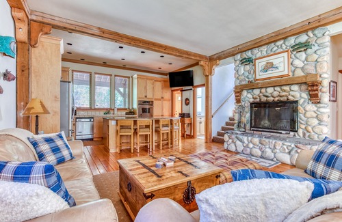 Government Camp House | Beautiful mountain retreat with 2 suites & bunkroom, walk to dining & amenities