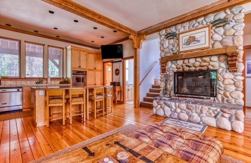Government Camp House | Beautiful mountain retreat with 2 suites & bunkroom, walk to dining & amenities