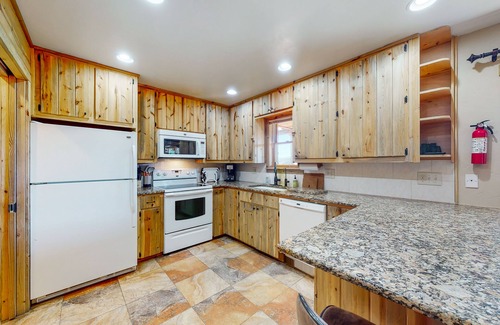 Alpine Village Cabin | Beautiful mountain-view cabin with covered deck, grill, fireplace & washer/dryer