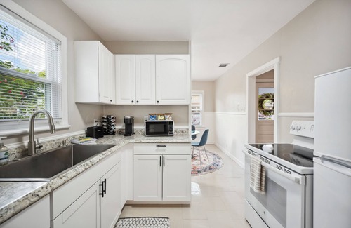 Dixieland House | Beautiful Neighborhood + 2 Bed/1 Bath + Pet/Family Friendly + Sleeps up to 6
