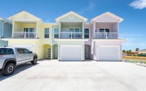 Corpus Christi House | Beautiful New 3 Bedroom Townhouse w/Private Pool