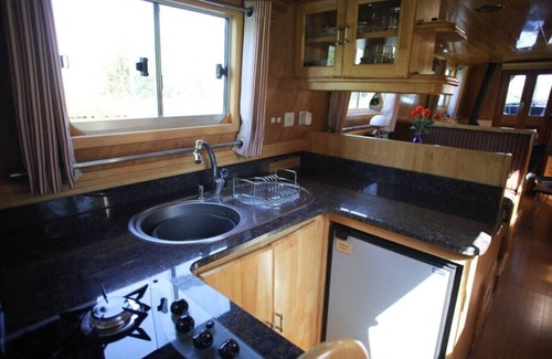 Cambridge City Centre Boat Rental | Beautiful New Moon Narrowboat