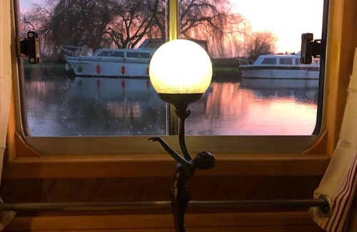 Cambridge City Centre Boat Rental | Beautiful New Moon Narrowboat