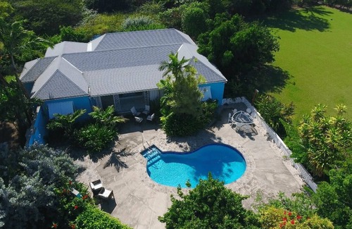 Newcastle House | Beautiful Newly Stocked and Decorated Villa, Walking Distance To Beach