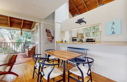 Maunaloa House | Beautiful oceanfront condo with lanai, pool, beach access, & washer/dryer