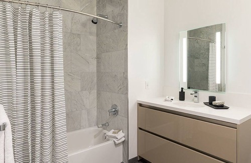 Los Angeles Condo | Beautiful One Bedroom, One Balcony in the heart of LA