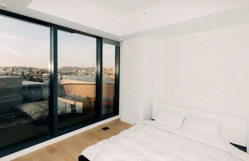 Los Angeles Condo | Beautiful One Bedroom, One Balcony in the heart of LA