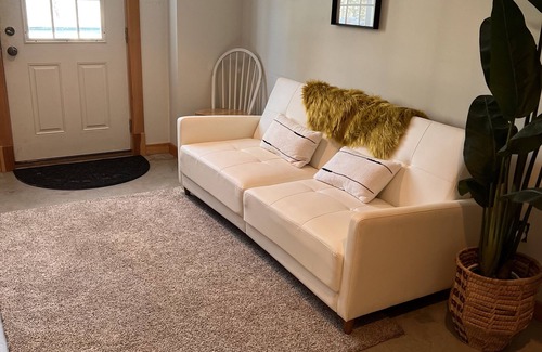 Marshfield House | Beautiful open lodge type house in Quiet wooded area.