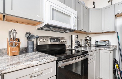 Arcadia House | 🐻 Beautiful Overlooking Shoreline 2BDR Chalet ➠18396